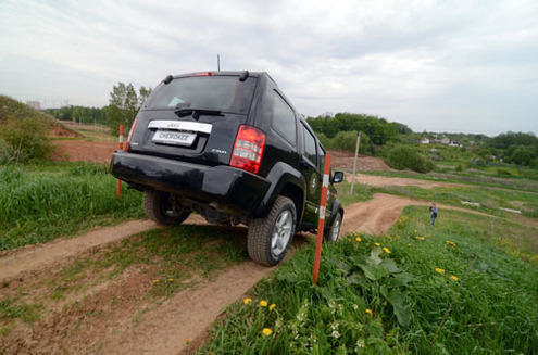 Надо сказать, что это не разовая акция, а своеобразный марафон, который проводится во многих странах мира и направлен исключительно на расширение клиентской аудитории, ибо профессиональным джиперам делать там абсолютно нечего (разве что инструктором наняться).