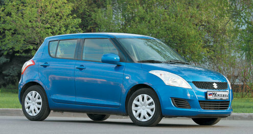 Suzuki Swift — машина, которой на российском рынке как будто и нет. Она продается, конечно, но не в тех объемах, чтобы быть хоть немного заметной. Новое поколение, боюсь, ждет та же участь, а жаль. Этот Suzuki, как ни странно, не только симпатичен, но и вполне темпераментен. Сидя в нем, не получаешь ни капли адреналина, однако на ходу он азартен, чертовски азартен… 