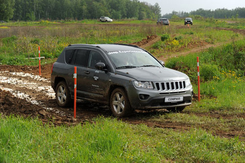 Сидеть в нем, я вам скажу, то еще удовольствие, но по современным меркам это натуральный танк: если едет вверх, то на таких углах, что в лобовое стекло кроме неба ничего не видно, если вниз, кажется что летишь в грязь не бампером, а лицом...