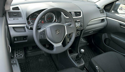 А еще техники «Suzuki» наконец-то научили свои моторы экономить. Учитывая любовь агрегата к высоким оборотам, ждать от него чего-то сверхъестественного не приходится, но литров на шесть в городской толчее рассчитывать можно. Тот же Splash, к примеру, с АКП у нас меньше десяти литров не «ел». И еще: новый Swift на 0,7 секунды быстрее старого. Тот, кстати, тоже ехал вполне прилично, но новый динамичнее. При этом у предыдущей версии под капотом стоял более объемный агрегат.