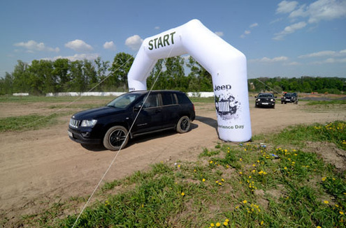 Grand Cherokee, Cherokee, Wrangler... Каждый из них по-прежнему может не просто доехать, а преодолеть, и спокойно отправиться дальше (особенно последний). Проблема в том, что доказывать это марке приходится все чаще: просто почивать на лаврах не получается, а для этого придумываются различные мероприятия, вроде Jeep Experience Day, российский этап которого случился во второй половине мая в Подмосковье Jeep для России не просто джип, а почти что историческая веха.