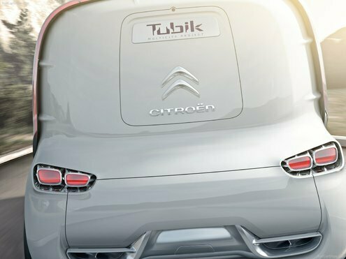  Для этого в Tubic предусмотрено огромное количество вариантов трансформации, а также плоский повортный экран в качестве мультимедийного бонуса. Во-вторых, правая части наружного панциря – это дверь. Единственная. Причем, не сдвижная, а подъемная.