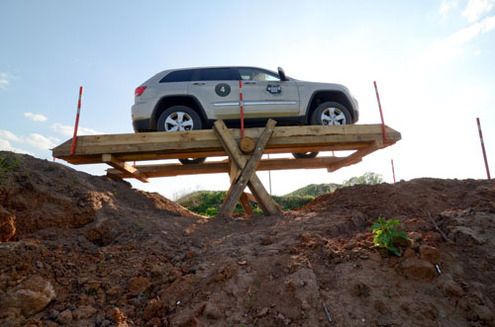 Впрочем, за последние 20 лет марка свой первоначальный лоск подрастеряла. Теперь в почете BMW, Mercedes Land Rover, Jeep же занял привычную для него маркетинговую нишу. Но своих бойцовских качеств он ничуть не утратил.