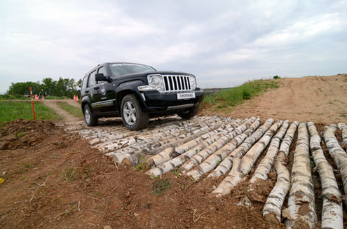 Да, марке пришлось идти в ногу со временем, расширяя предложение за счет компактных кроссоверов и размывая тем самым имиджевую составляющую. Тем не менее, старшие модели так и остались честными проходимцами.