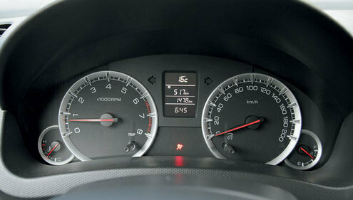 Представьте себе гонки на… газонокосилках. В этой дисциплине даже чемпионат мира проходит, и кто-то его, разумеется, выигрывает. Может быть, это забавно, но, по сути, гонять на том, что по идее должно передвигаться медленно, — совершенно бессмысленное занятие. Так вот, попытка выжать из надпочечников хоть каплю адреналина, будучи владельцем хетчбэка В-класса в начальном исполнении, — примерно то же самое. 