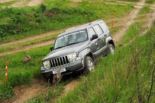 Трассы, конечно, не асфальтовые, но подготовленные, так что оторвать что-то нужное в ходе заезда практически нереально. Впрочем, чтобы ощутить потенциал машины, человеку интересующемуся хватит и этого.