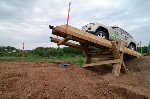 Кроме того, это связано по большей части с безопасностью, все-таки 5,7-литровая восьмерка HEMI с ее 520 Нм тяги (топовый Grand Cherokee) в размытой колее становится слишком уж ретивой, и если за рулем неподготовленный или неадекватный водитель (а по бокам по 3-метровому обрыву), приятное времяпрепровождение может закончиться гораздо раньше, чем машина пересечет финишные ворота.