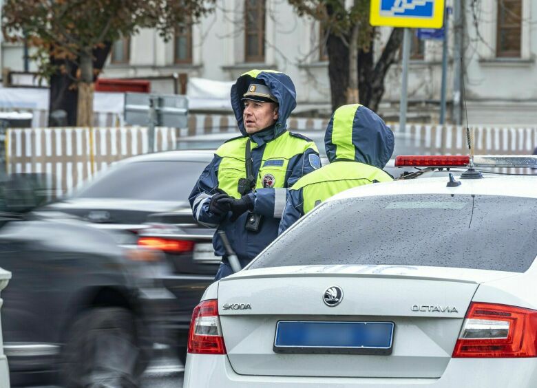 Изображение Какие уловки применяют инспекторы ГИБДД, незаконно заставляя водителей покинуть салон автомобиля