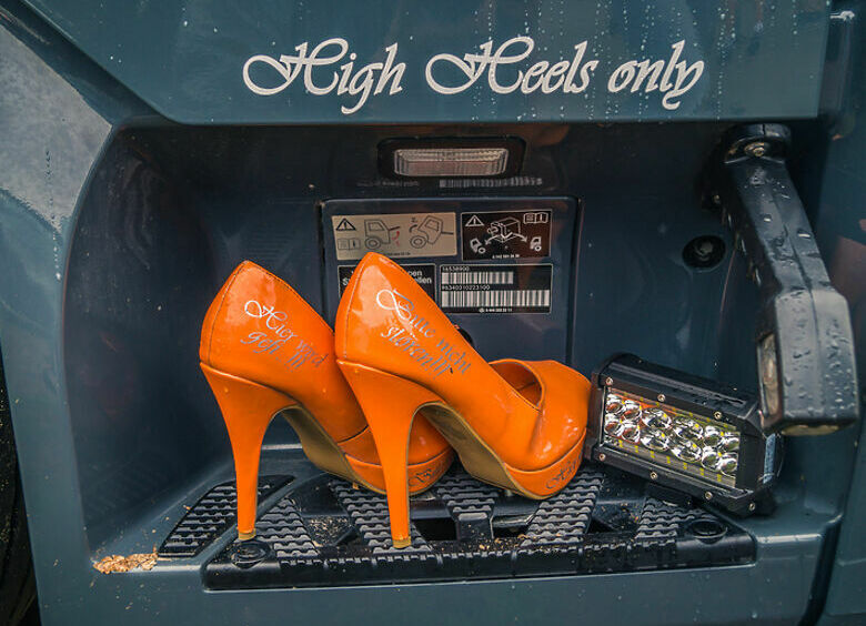 Изображение Плечевая не нужна: что означают женские туфли, прикрепленные к подножкам грузовиков