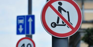 Строго 18+: несовершеннолетним могут запретить ездить на электросамокатах