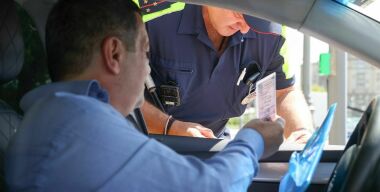 Законопроект отклонен: водителей не освободят от обязанности возить с собой СТС