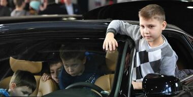Многодетным семьям — бесплатные машины: эксперты выступили с очередной инициативой