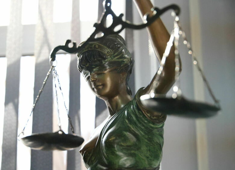 Изображение Верховный Суд отменил лишение «прав» и штраф за «обгон паровозиком»