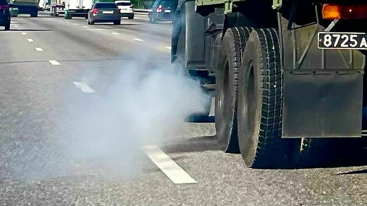 Сизый дым из выхлопной трубы