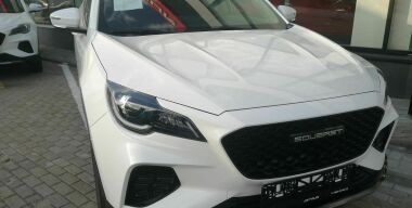 В столичных автосалонах появился новый китайский кроссовер Soueast DX8S