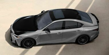 Lexus снова обновил седан IS и добавил ему «черную» версию