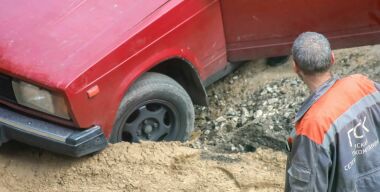 Повреждения автомобилей из-за ям и сугробов предложили «покрыть» полисом ОСАГО