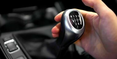 Почему во время движения нельзя теребить рукоятку механической коробки передач