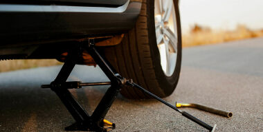 Зачем находчивые водители возят в автомобиле два домкрата