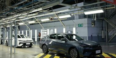 «Москвич» обзавелся лифтбэком, «китайцы» — новыми брендами, а поддатые водители — судебной защитой: итоги недели