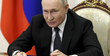 Путин велел разобраться с ценами на заправках