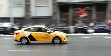 Российских таксистов могут принудительно пересадить на электромобили