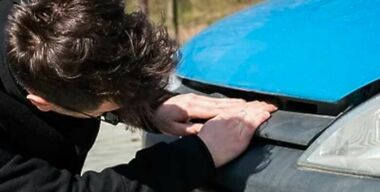 Что сделать самому, чтобы замок капота в машине перестал клинить