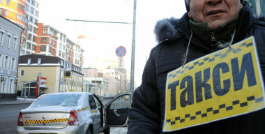 Штрафы и эвакуация: таксистам запретят парковку во дворах