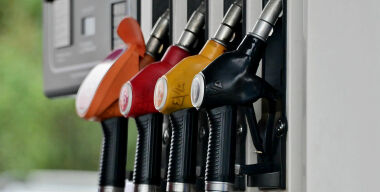 Бензин стремительно дорожает, АВТОВАЗ расширяет линейку, а власти разоряют водителей: итоги недели