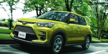 Мал кроссовер, да очень дорог: в Россию приехал компактный Toyota Raize