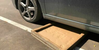 Зачем опытные автовладельцы собирают на помойках картон