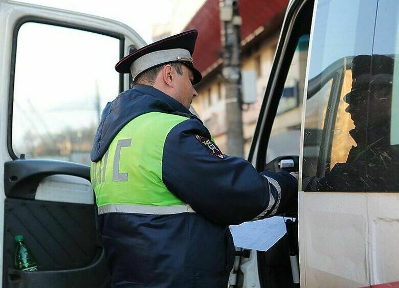 Изображение Может ли сотрудник ГИБДД самостоятельно открывать двери в остановленном авто