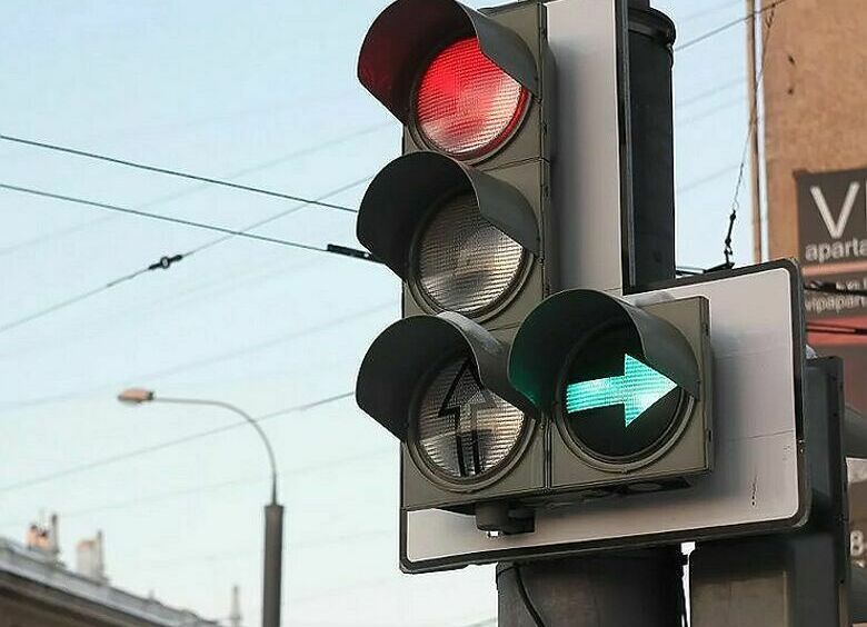 Изображение Как ГИБДД штрафует водителей за остановку на красный сигнал светофора