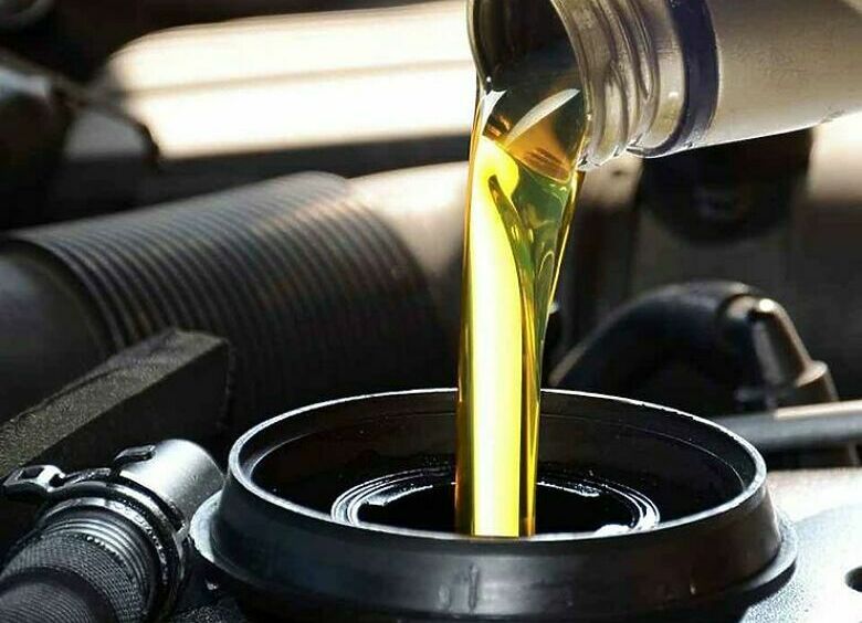 Изображение Почему двигатель «ест» одно масло, но не расходует другое