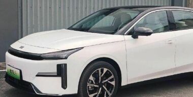 Гибридный седан Geely Galaxy L6 засекли без камуфляжа