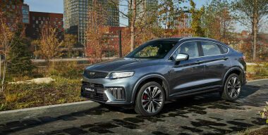 Geely выкатила на российский рынок «бюджетную» модификацию купе-кроссовера Tugella