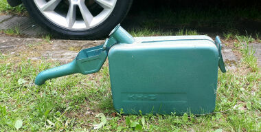 Зачем опытные водители надевают на канистру резиновое кольцо