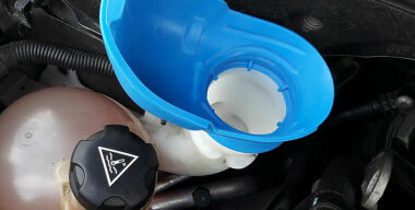 Для чего хитрые водители добавляют колу в бачок омывателя