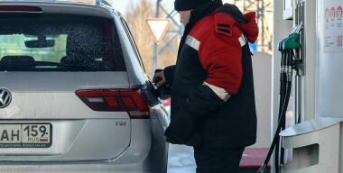 Больше таксистов: сколько зарабатывают заправщики на АЗС