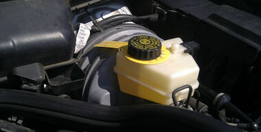 Почему педаль тормоза проваливается, а уровень жидкости в норме