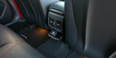 Почему в салонах многих машин сзади неровный пол