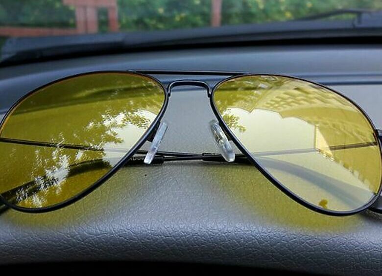 Изображение Нужно ли автовладельцу снимать темные очки при общении с инспектором ДПС