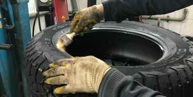 Секрет профессионалов: зачем опытные шиномонтажники намыливают резину