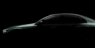 Mercedes-Benz показал профиль нового Е-класса и назвал дату премьеры