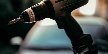 Зачем практичные водители сверлят дырки в дверях автомобиля