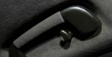 Для чего в машине установлена ручка на потолке слева от водителя
