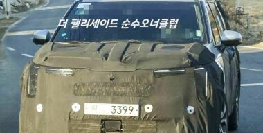 Появились фото обновленного гибридного Kia Carnival