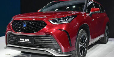 Вместо Highlander: в Россию приехал кроссовер Toyota Crown Kluger