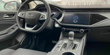 Дилеры показали салон нового бюджетного седана Omoda S5 в России