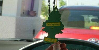 Как ГИБДД штрафует водителей за «висюльки» на зеркале заднего вида